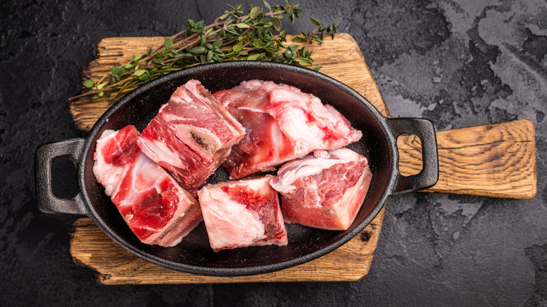 viande d'agneau crue dans une poêle en fonte
