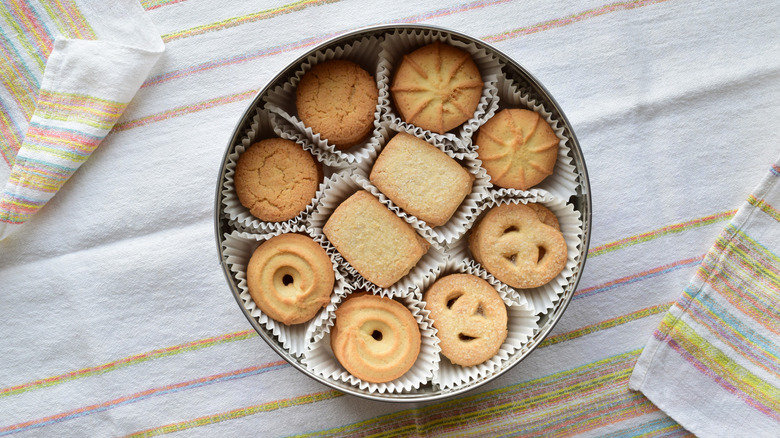 assortiment de biscuits au beurre dans une boîte