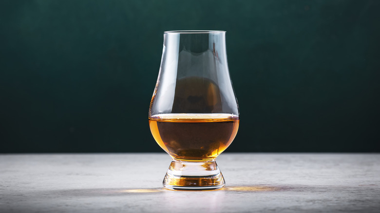 Whisky écossais dans un verre à vin en forme de tulipe, parfait pour capturer les différents arômes d'un blend ou d'un single malt