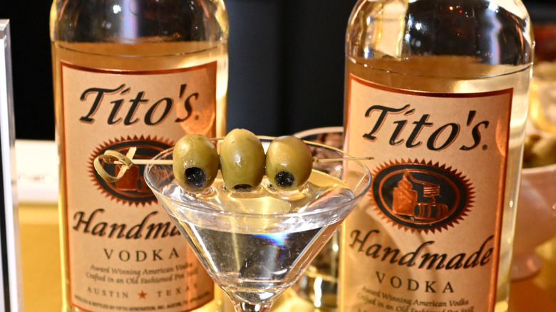 Deux bouteilles de vodka artisanale Tito avec un martini