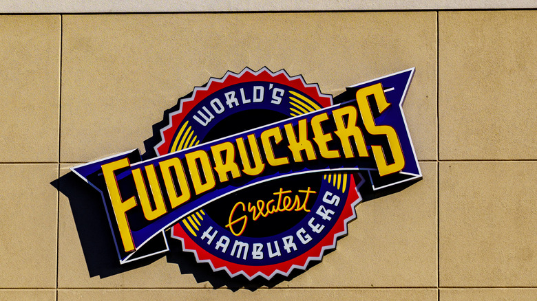 L'enseigne extérieure d'un restaurant Fuddruckers.