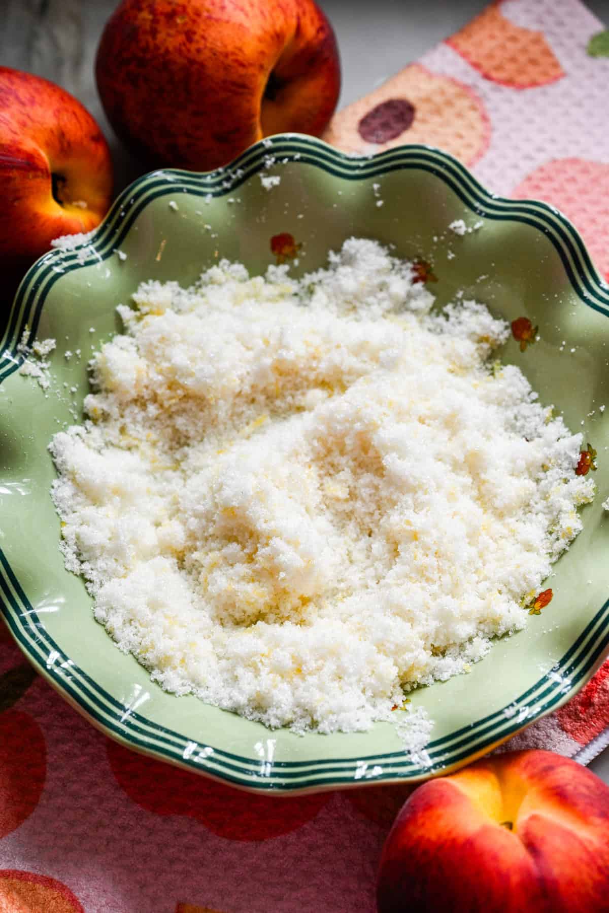 Vue aérienne du sucre et du zeste de citron après avoir été massés ensemble.