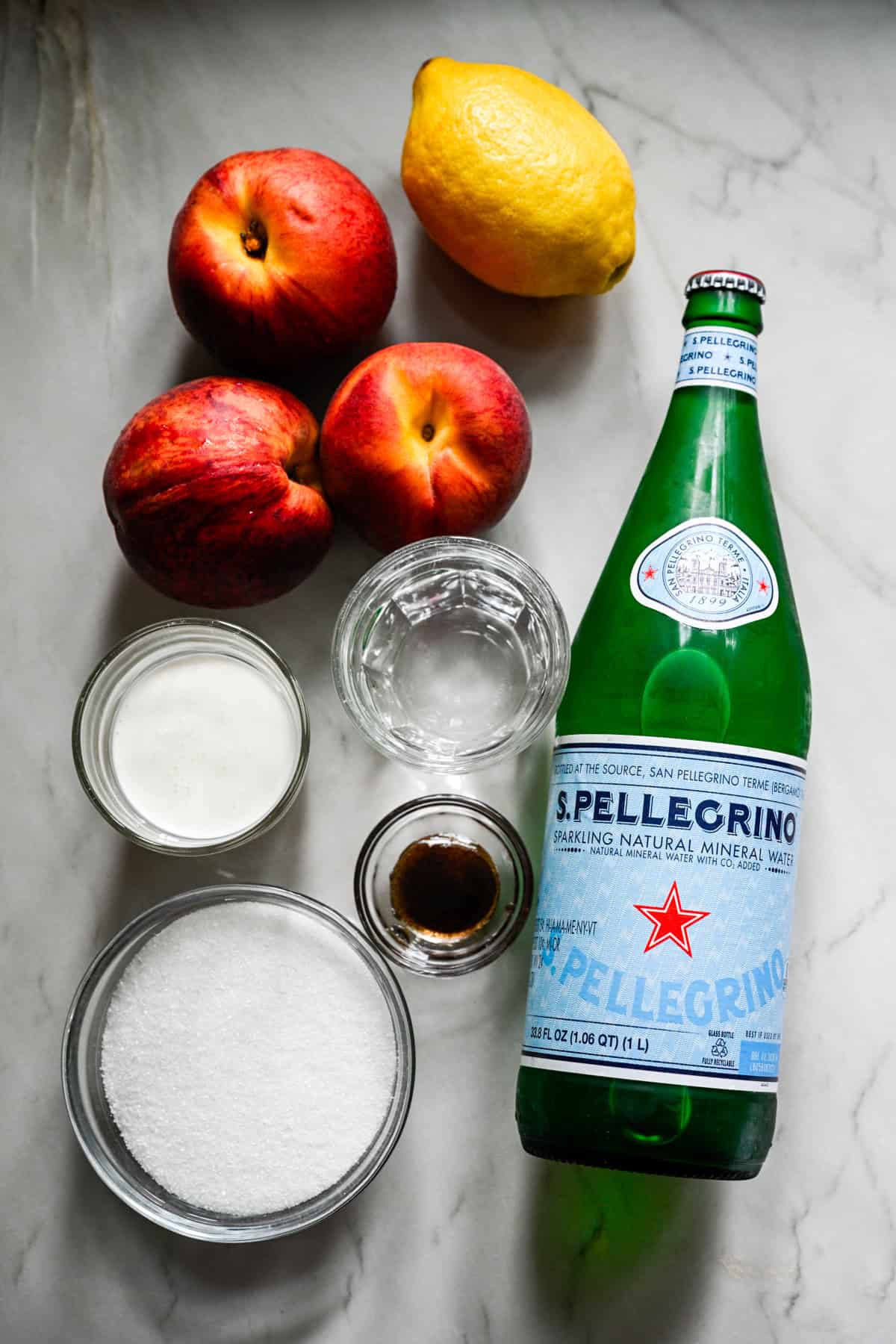 Vue aérienne des ingrédients du soda à la pêche.