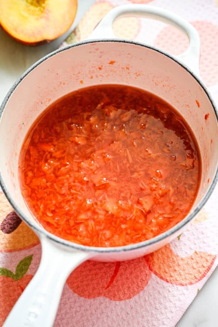 Vue aérienne des pêches dans une casserole après la cuisson.