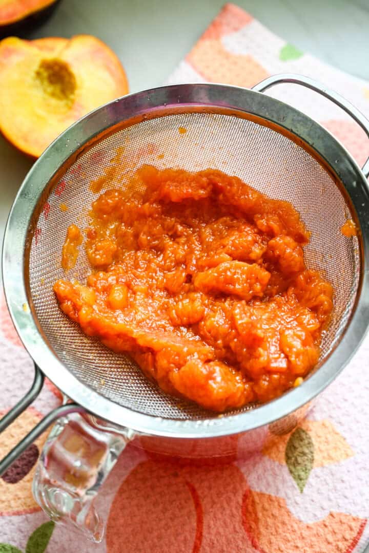 Pêches égouttées après cuisson.