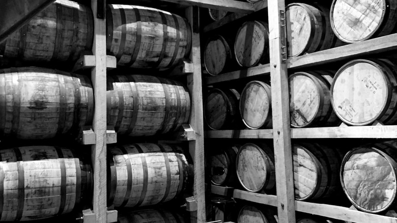 Fûts de whisky Jack Daniels dans les niveaux inférieurs d'un baril.