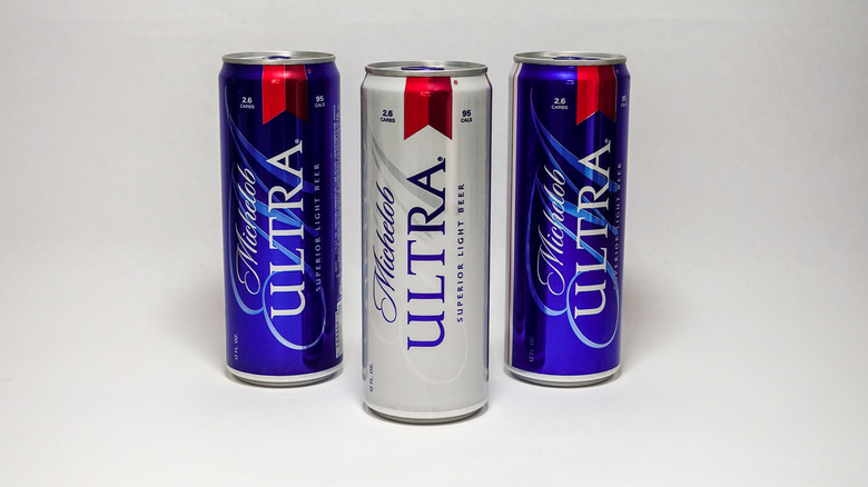 Trois canettes de Michelob Ultra sur fond blanc.