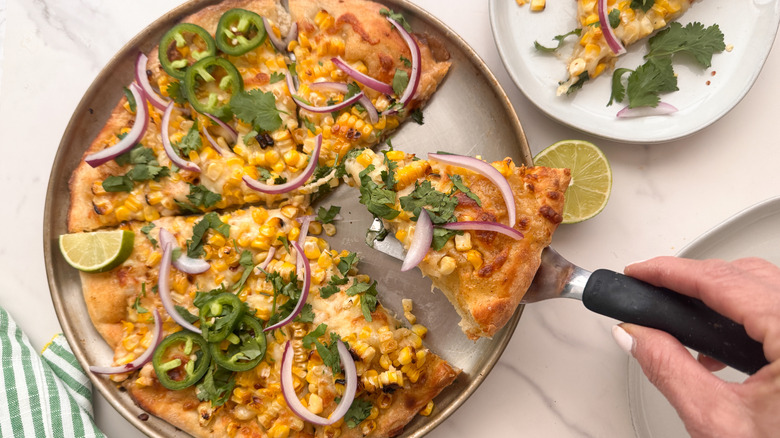 tranche de pizza servant à la main