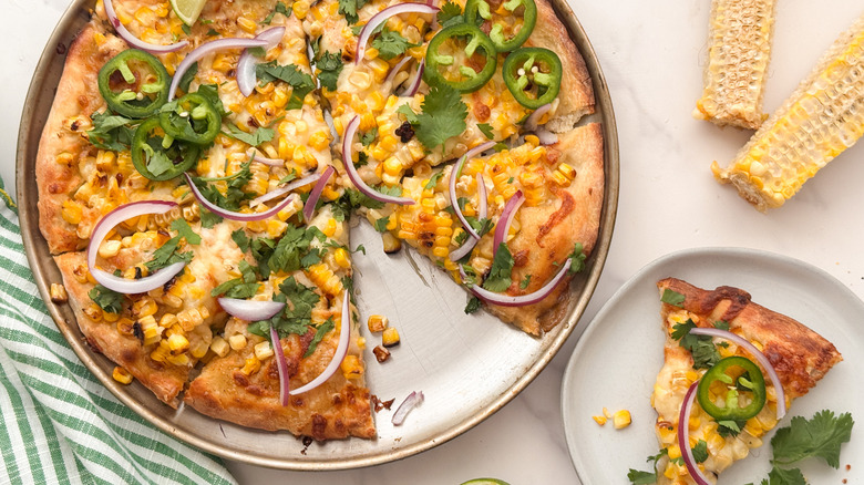 pizza dans une poêle et sur une assiette