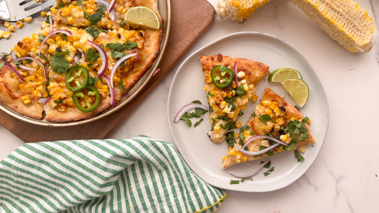 2 tranches de pizza sur assiette