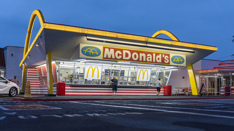 Le McDonald's historique de Downey, en Californie, illuminé la nuit.