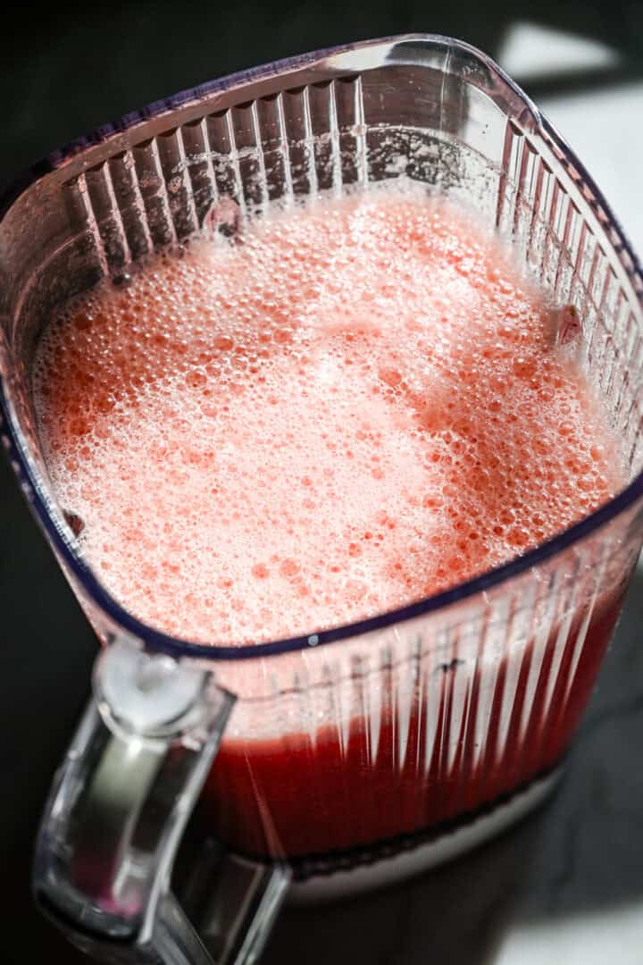 Vue aérienne du jus de pastèque dans un mélangeur.