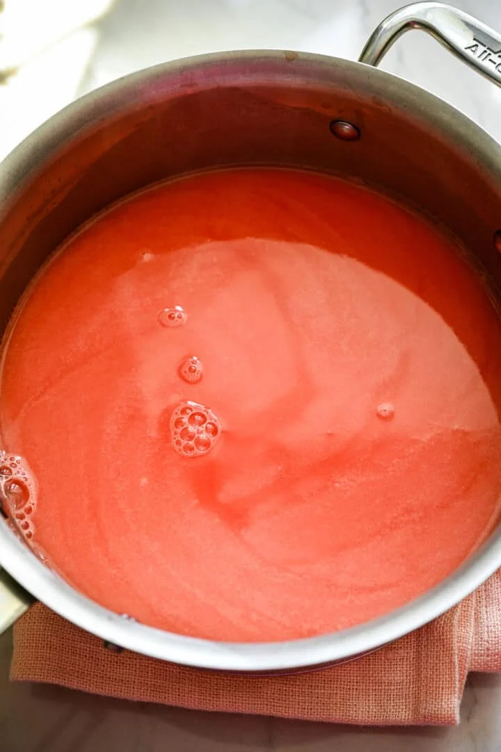 Pudding à la pastèque avant la cuisson.