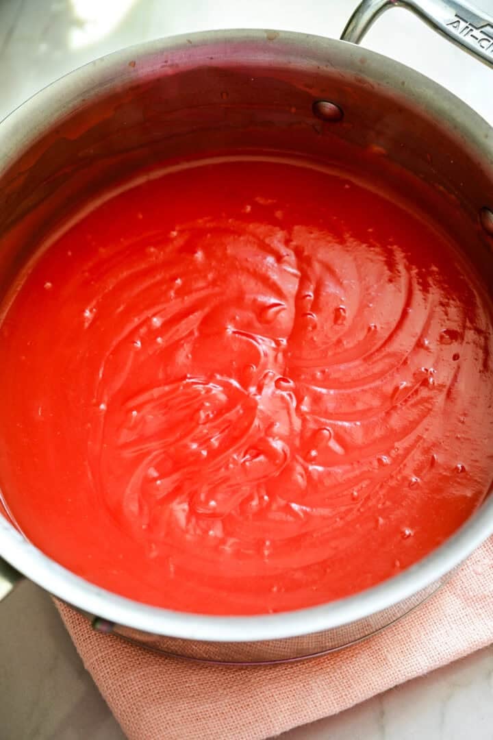 Vue aérienne du pudding à la pastèque dans une casserole en acier.