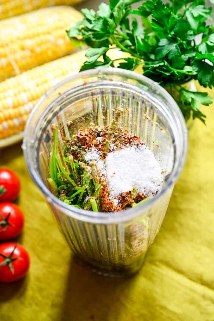 Vue aérienne de la vinaigrette chimichurry avant le mélange.