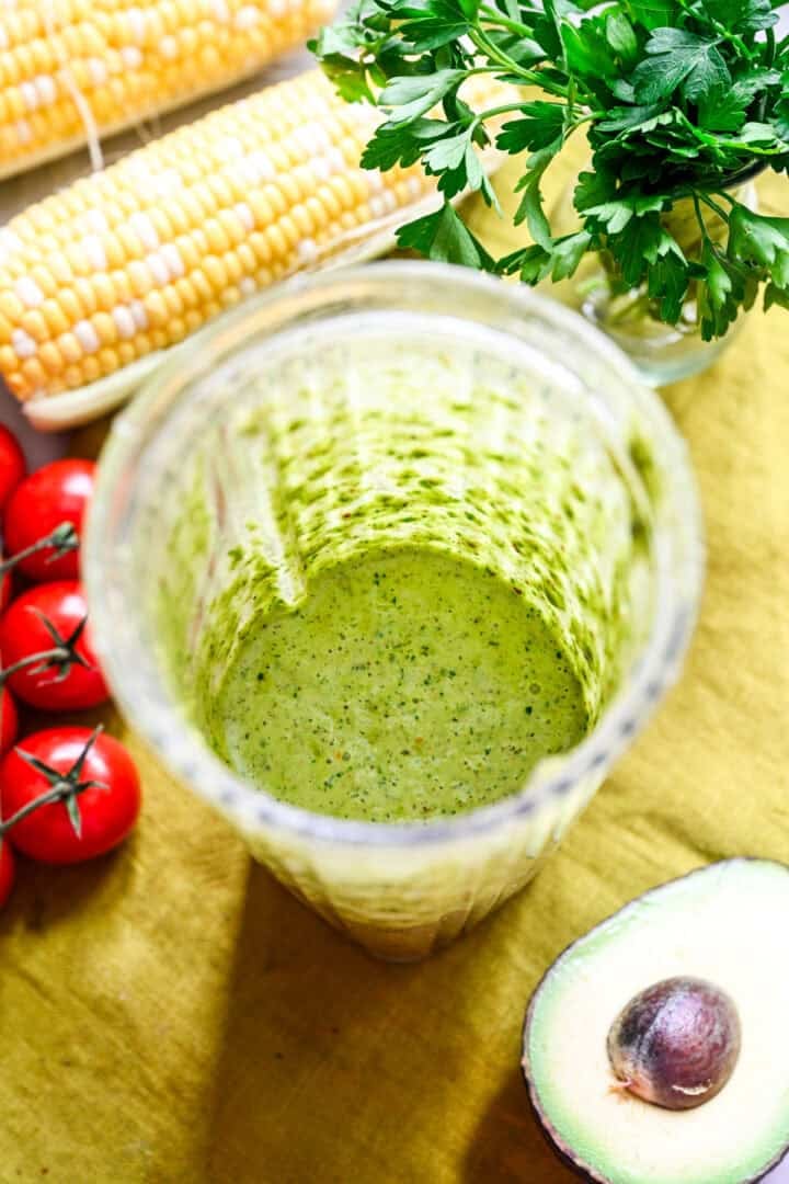 Vue aérienne de la vinaigrette chimichurri après mélange.