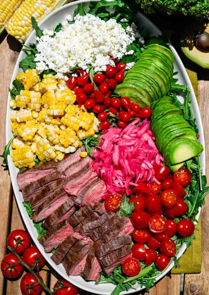 Vue aérienne de la salade de steak sur un plateau