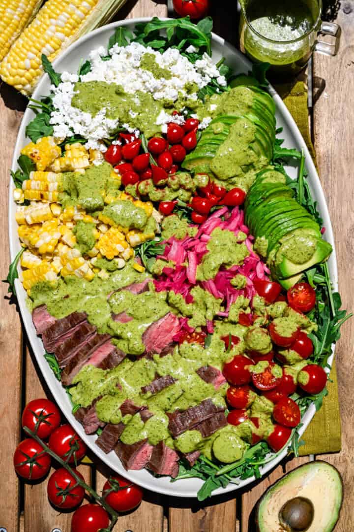Vue aérienne de la salade de steak sur un plateau