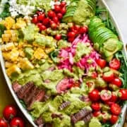 Vue aérienne de la salade de steak sur un plateau.