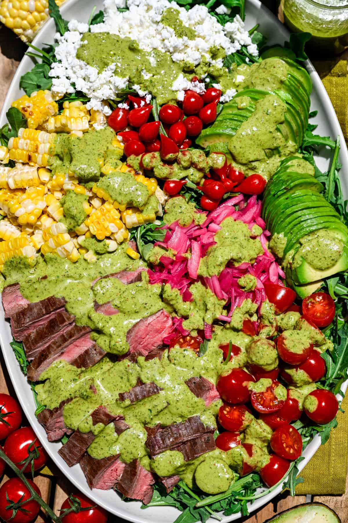Vue aérienne de la salade de steak sur un plateau.