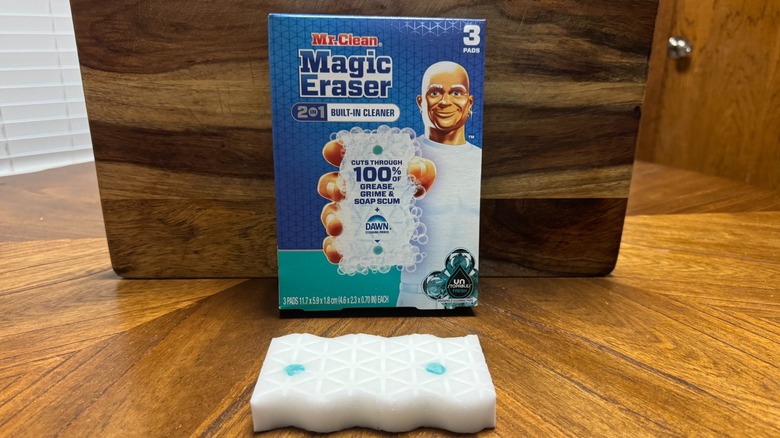 Un paquet de gommes magiques Mr. Clean sur fond de bois
