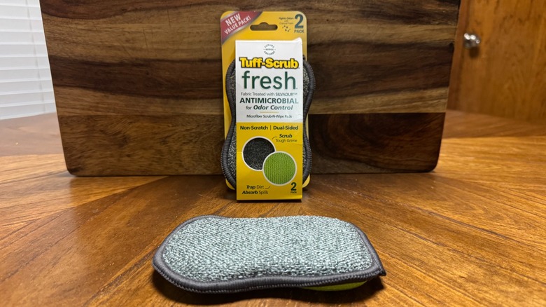 Un paquet d'éponges Tuff-Scrub avec fond en bois sur la table de cuisine