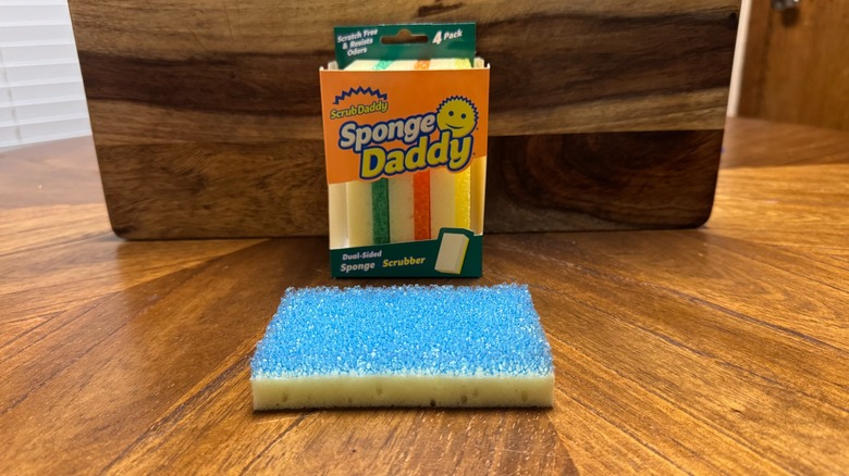 Un paquet d'éponges Sponge Daddy sur un fond en bois sur une table de cuisine