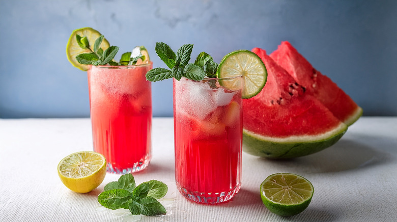 cocktails de pastèque au citron vert et à la menthe