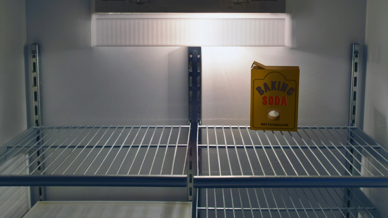 Une boîte de bicarbonate de soude dans un réfrigérateur vide.