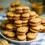 Une grosse pile de beurres de noix faits maison sur une assiette blanche.