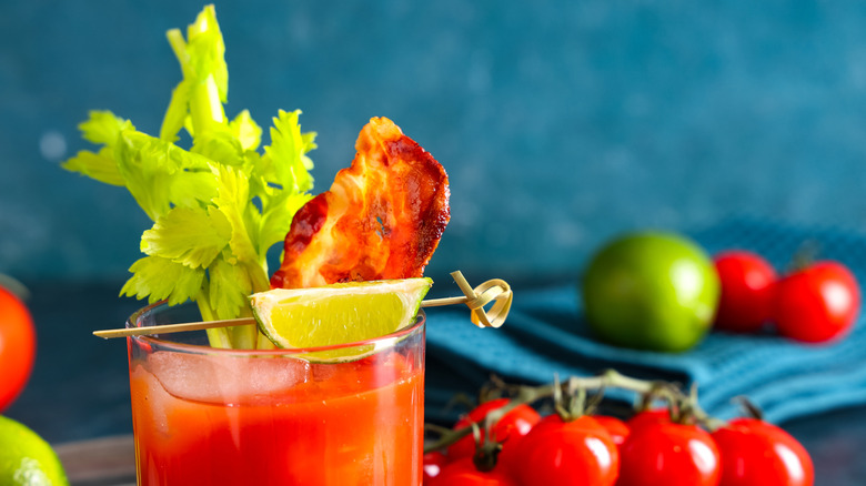 Un Bloody Mary est garni de bacon