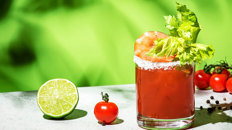 Un Bloody Mary a été garni de crevettes.