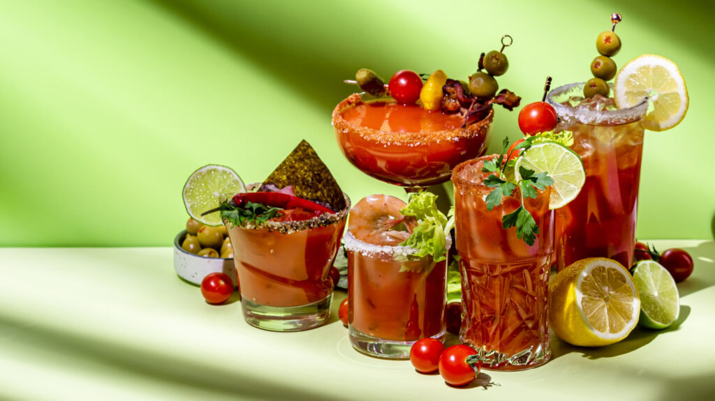 11 garnitures à essayer absolument pour le meilleur cocktail Bloody Mary
