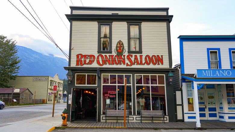 Un salon de l’époque de la ruée vers l’or en Alaska est vu de l’extérieur.