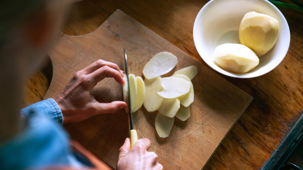 Comment conserver correctement les pommes de terre coupées et pelées pour plus tard