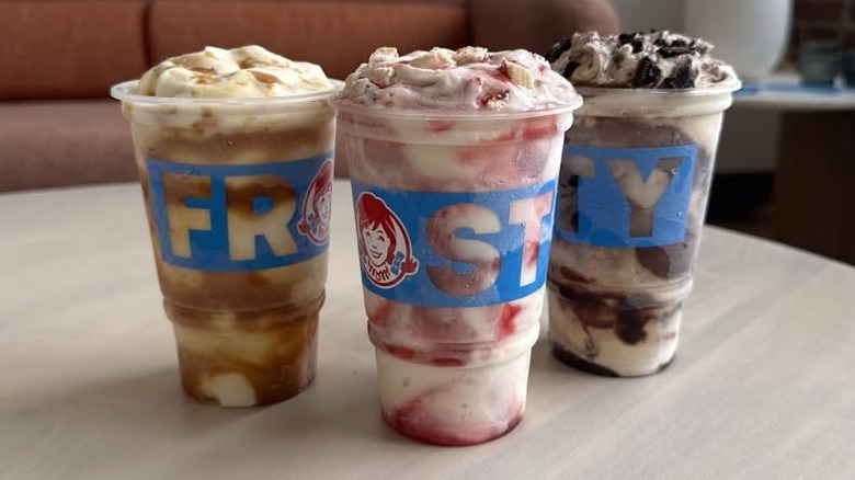 Trois Wendy's Frosty Fusions sur une table