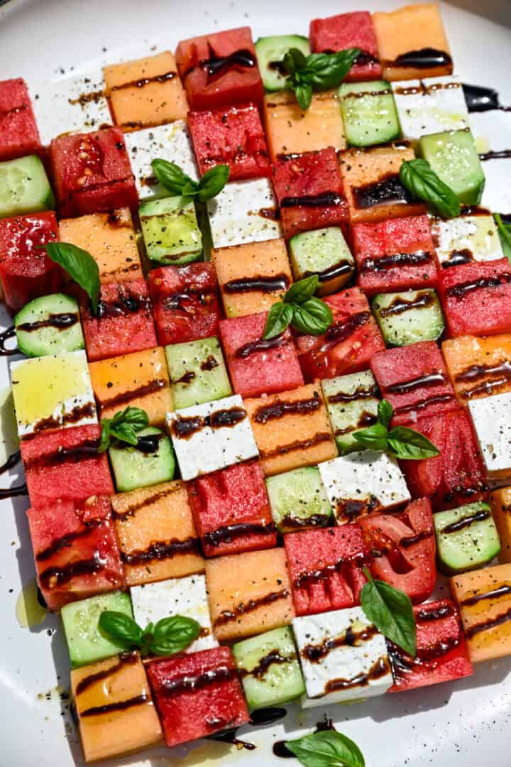 vue aérienne de la salade en damier de pastèque avec des carrés de melon, de concombre, de tomate et de feta.