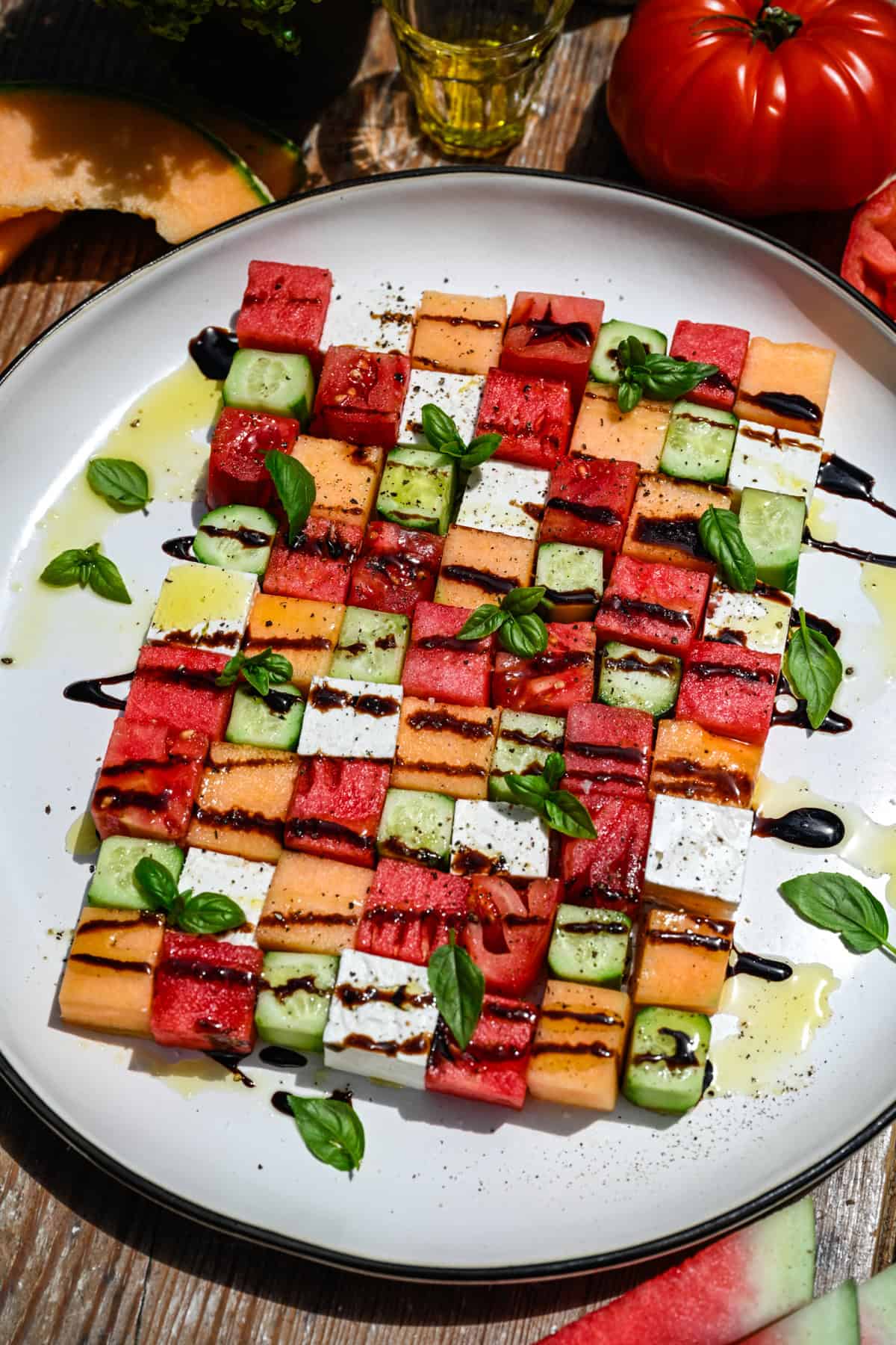 vue aérienne de la salade en damier de pastèque avec des carrés de melon, de concombre, de tomate et de feta.
