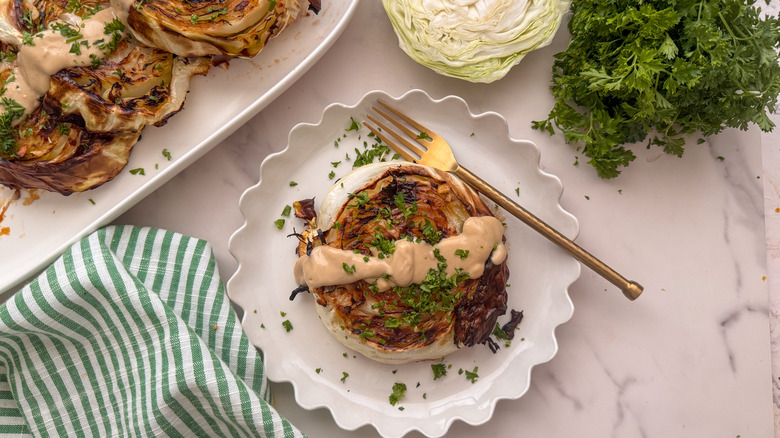 steak de chou avec un filet de tahini sur une assiette