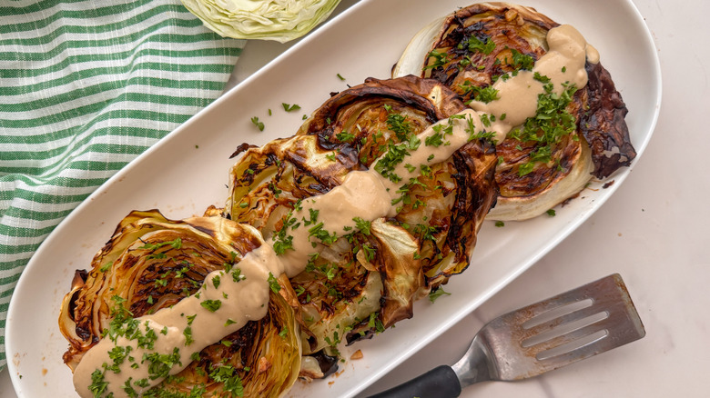 assiette de steaks de chou et filet de tahini