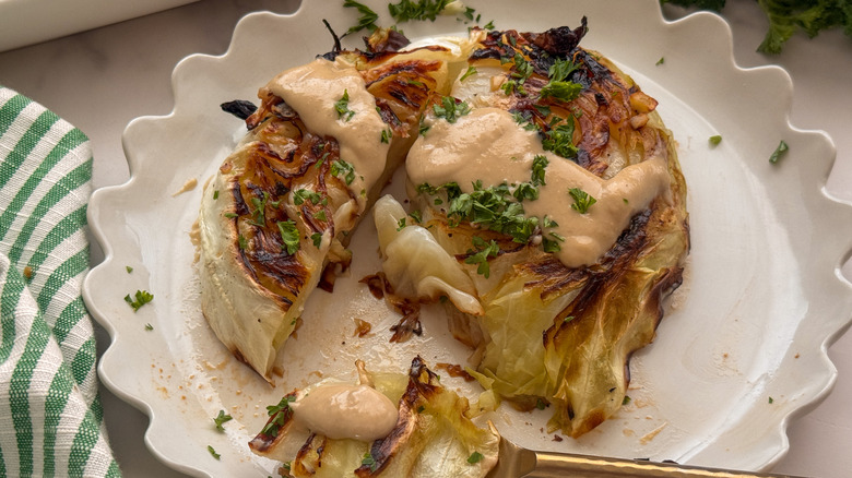 steak de chou sur une assiette avec sauce tahini
