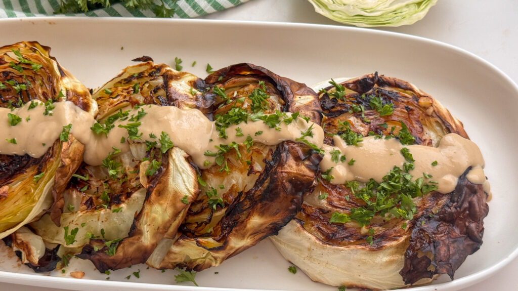 Recette de Steaks de chou rôtis avec filet de miso tahini