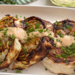 Recette de Steaks de chou rôtis avec filet de miso tahini