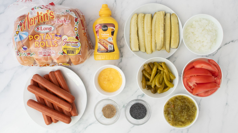 Ingrédients pour les hot-dogs à la Chicago