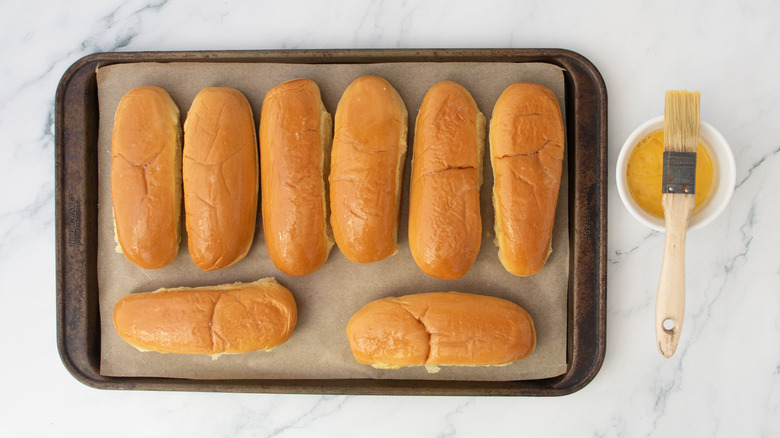 Petits pains à hot-dog badigeonnés de dorure aux œufs