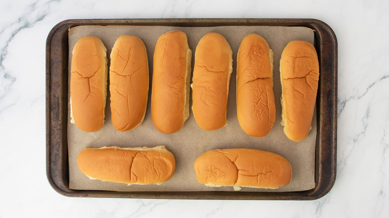 Petits pains à hot-dog sur une grande plaque à pâtisserie