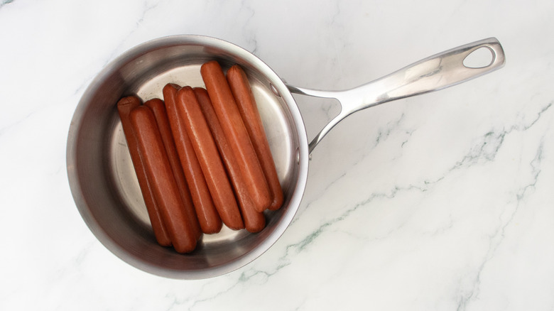 Hot dogs dans une grande casserole