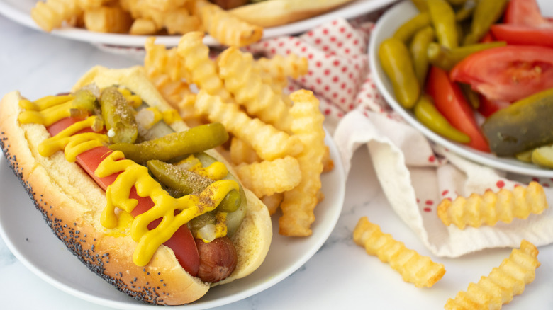 Plan latéral de plusieurs hot-dogs et garnitures à la Chicago