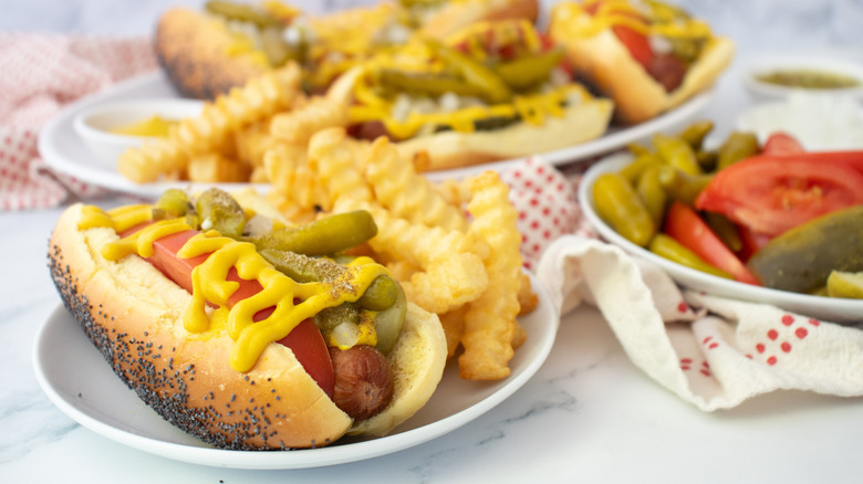 Plan latéral de plusieurs hot-dogs et garnitures à la Chicago