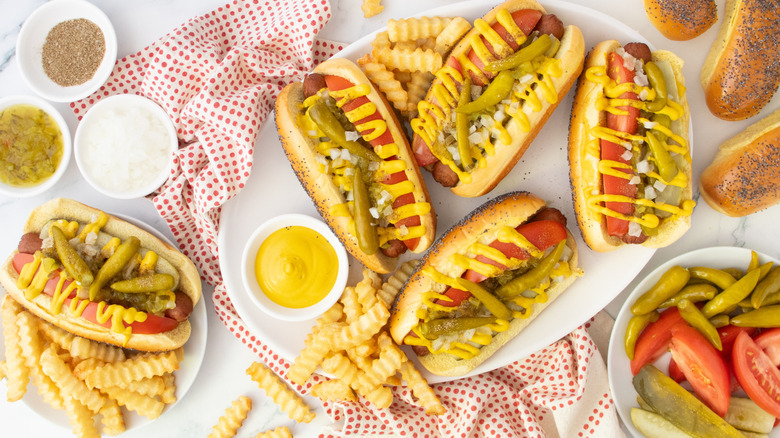 Photo aérienne de plusieurs hot-dogs et garnitures à la Chicago